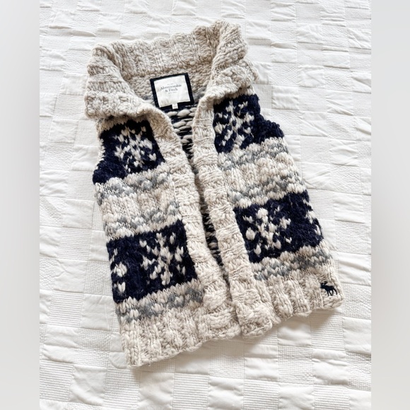 Abercrombie & Fitch Jackets & Blazers - Vintage Y2K Abercrombie & Fitch Textured Knit Vest in Cream and Navy
